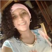 Profesora de español imparte clases a niños desde los 5 a 10 años